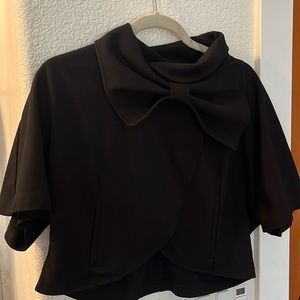 Black Elle short capelet with bow collar